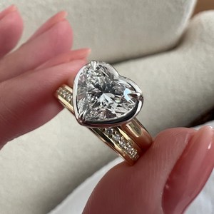 Ensemble de bagues de fiançailles et de mariage en diamant de laboratoire en forme de cœur de 2 carats, sertissage unique à griffes en cathédrale de 3 mm, ajustement parfait, certifié IGI - Product Image 6