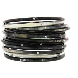 Brazalete de cuerno de búfalo audaz para mujer, hecho a mano, de acero inoxidable, joyería de cuerno, brazaletes que abrazan tu estilo único. - Product Image 1