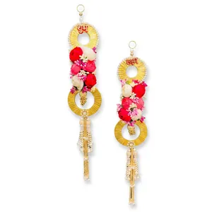 Guirlande élégante de fleurs roses et rouges perlées avec anneaux dorés et pompons de perles pour la décoration de porte d'entrée, mur, Pooja, festival, mariage - Product Image 1
