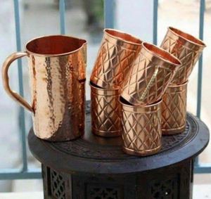 Service de carafes en cuivre pour tables de réception raffinées, ensemble de service d'eau en métal avec verres, durable et réutilisable pour le service de table. - Product Image 5