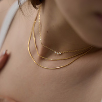 Collier sophistiqué en acier inoxydable à triple chaîne serpent, étanche, pour un usage quotidien et luxueux