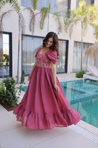 Vestido Largo Moderno de Diseñador Mal Chanderi, con Cuello Cuadrado y Mangas Cortas Plisadas, para Bodas, Fiestas de Compromiso y Eventos - Product Image 6