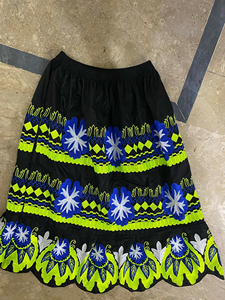 Jupe Hawaïenne en Coton Brodé Floral Écologique pour Femme, Taille Naturelle, Dernier Design Guam Micronésie, Ornée de Paillettes - Product Image 4