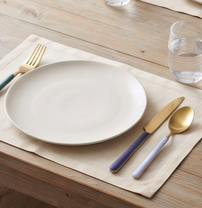 Ensemble de couverts minimalistes en or avec manches en céramique colorées, compatibles lave-vaisselle, pour la vaisselle de mariage - Product Image 3