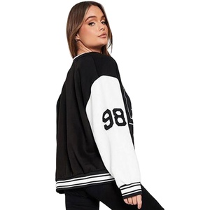 Blouson universitaire oversize brodé avec écussons personnalisés, en laine/viscose bleue, à épaules tombantes, pour femme, collection hiver, style décontracté, en promotion - Product Image 5
