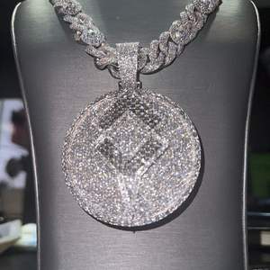 Pendentif Logo Moissanite VVS Iced Out Personnalisé Luxe Bijoux Fins 925 Breloques Pendentif Logo Cercle 3D Pendentif Hip Hop pour Hommes - Product Image 3