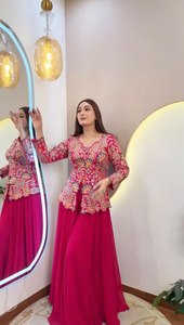 ชุดท็อปผ้าจอร์เจียต์สีชมพูปักลายประดับเลื่อมสำหรับผู้หญิง พร้อมกางเกงทรงปลลาโซ่ ชุดสำเร็จรูปสำหรับงานปาร์ตี้สไตล์ชาติพันธุ์ ชุดแต่งงานสองชิ้น - Product Image 4