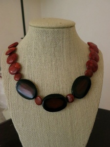 Collier à perles géométriques NEHA ENTERPRISES NE-876, orange et noir, en résine, style bohème, pour fêtes et mariages, unisexe, chaîne plaquée or - Product Image 3