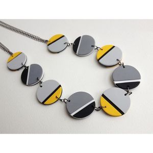 Collier statement moderne fait main pour femmes avant-gardistes, assortiment de perles en résine et en bois - Product Image 2