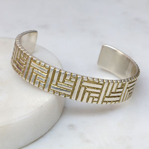 Bracelet manchette géométrique bicolore en laiton et argent – Bracelet jonc gravé à la main avec motif clé grecque et labyrinthe - Product Image 3