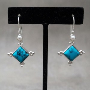 Boucles d'oreilles pendantes en turquoise naturelle et perles serties, en argent sterling 925 plaqué or 14 carats, cadeau de luxe pour soirée - Product Image 4