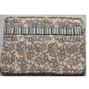 Housse pour ordinateur portable en coton doux et durable, écologique, matelassée, à multiples poches zippées, imprimée à la main par des artisans du Rajasthan - Product Image 1