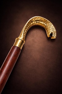 Bâtons de marche rustiques modernes en bois naturel écologique avec poignée en laiton poli, idéaux pour les cadeaux - Product Image 5