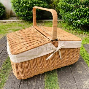 Le produit sur l'image est un panier de pique-nique en osier avec une doublure en tissu. - Product Image 1