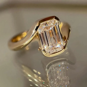 Bague de fiançailles Roy Diamond RR-216 2 CT en moissanite taille émeraude, plaquée rhodium, sertie de trois pierres, bague de mariage - Product Image 2