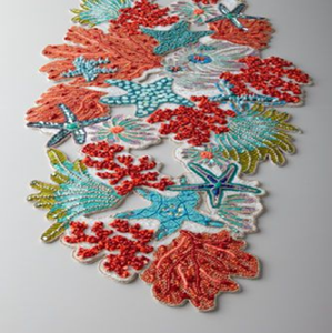 Chemin de table artisanal en perles sur le thème marin, avec coraux vifs et étoiles de mer turquoise, disponible à prix de gros. - Product Image 5