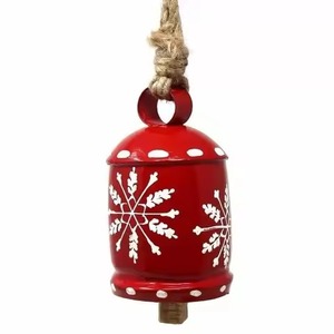 Campana Navideña de Metal Roja con Diseño de Copo de Nieve Blanco, Adorno Decorativo Hecho a Mano, Decoración Colgante de Estilo Tradicional - Product Image 1