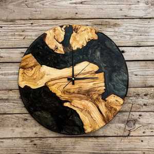 Horloge murale de luxe en résine époxy noir anthracite avec plateau en bois d'olivier à bords naturels, ronde et silencieuse, pour la décoration moderne de la maison et du bureau - Product Image 1
