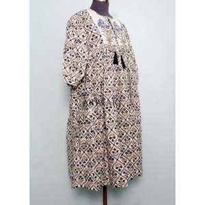 Robe midi trapèze florale élégante faite main vintage pour événement formel, col en V, pompons, 100 % coton, écologique, glamour, style côtier - Product Image 4