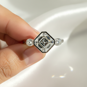 Anillo de compromiso de tres piedras con moissanita de corte Asscher de 2.50 quilates engastada en bisel, plata de ley 925, chapado en plata, con laterales de corte brillante - Product Image 2