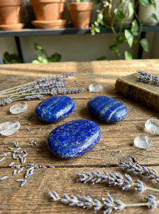 Esfera de Lapislázuli de Calidad Premium, Piedra Preciosa Natural Pulida para Sanación Reiki, para Coleccionistas, Disponible para la Venta - Product Image 3