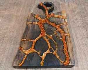 Planche à découper et plateau de service pour fromage en bois d'acacia naturel durable et résine époxy, épaisseur 2,0 cm, compatible lave-vaisselle, pour usage domestique et en restaurant - Product Image 2