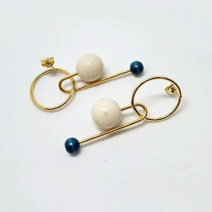 ต่างหูห่วงทองเหลืองประดับลูกปัดแบบโมเดิร์น - ต่างหูห่วงประดับลูกปัดไม้สีน้ำเงินและสีขาว - เครื่องประดับห่วงสไตล์วินเทจโบโฮ - Product Image 1