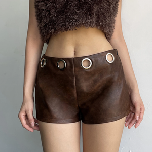 Shorts en cuir PU marron taille haute pour femme, style motard, taille élastique, couleur unie, décoration rivets, coupe classique - Product Image 1
