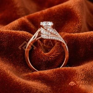 แหวนมอสซาไนต์ทรงกลมทองคำโรสโกลด์ 18K ดีไซน์เกลียวบิดประดับเพชรแบบพาเว่ แหวนสัญญาสำหรับเธอ ของขวัญวันครบรอบสุดโรแมนติก - Product Image 3