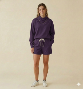 Ensemble col roulé et short pour femme, conçu avec une pensée bienvenue pour l'agencement des vêtements et une structure de tenue en deux pièces distinctive - Product Image 1