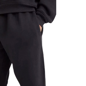 Ensemble de survêtement en molleton 100 % coton, personnalisé, à prix abordable, pour homme, avec lavage à la pierre, effet délavé à l'acide et impression DTG, comprenant un sweat à capuche court - Product Image 6