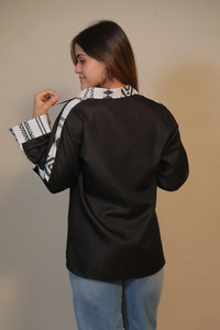 Chemisier en satin noir pour femme avec imprimé géométrique contrastant, manches longues, coupe ample, col rabattu, chemise décontractée pour tous les jours - Product Image 3