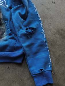Sudaderas con capucha cortas personalizadas para hombre, estilo vintage, estampado gráfico escénico, detalle de texto en la manga, acabado desgastado, ropa urbana premium - Product Image 3