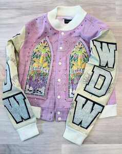 Chaqueta universitaria de béisbol estilo bomber vintage de lana personalizada para mujer, con parche bordado de pedrería, resistente al viento y de peso pesado. - Product Image 4