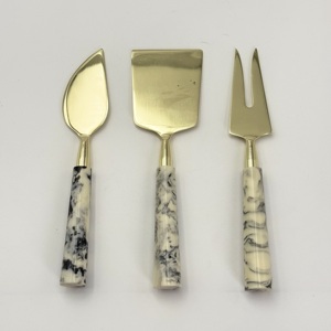 Ensemble de couteaux à fromage artisanaux en acier inoxydable avec manche en résine finition or, pour la table de petit-déjeuner - Product Image 3
