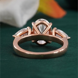 Anillo de Compromiso Ovalado de 2.36 CT con Tres Piedras, Claridad VS1/VVS2, Diamante Natural Cultivado en Laboratorio, Engastado en Oro Amarillo Rosa de 14K, Certificado por IGI - Product Image 4