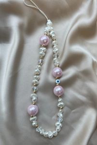 Porte-clés brodé à la main tendance avec motifs floraux et broderie détaillée au fil - Product Image 1