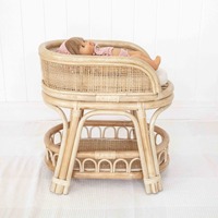 Cambiador de muñecas de ratán a precio económico, juguete de simulación para niños, cambiador de muñecas de caña natural.