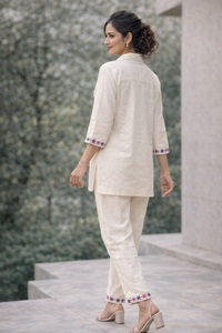 ชุดเซ็ตสีขาวสำหรับผู้หญิง แขนสั้น เหมาะสำหรับใส่ทำงานและไปงานปาร์ตี้ สินค้าขายดี มีจำหน่ายในราคาประหยัด - Product Image 4