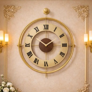 Reloj de pared de metal con acabado dorado de lujo, ideal para sala de estar, uso comercial, cafeterías, restaurantes y oficinas. Venta al por mayor desde India. - Product Image 1