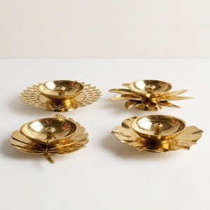 Lámpara de mesa redonda de latón Diwali, hecha a mano con diseño de hoja, decoración de latón para mesa, para ceremonias religiosas, festivales en el hogar, también para regalo. - Product Image 6