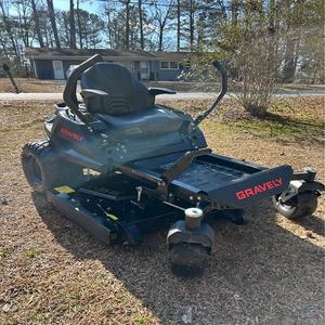 รถตัดหญ้าแบบยืนขับสำหรับงานอุตสาหกรรม เกรดพรีเมียม ยี่ห้อ Gravely เครื่องยนต์เบนซิน 2 จังหวะ อุปกรณ์สำหรับงานหนัก - Product Image 1