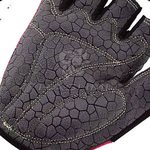 ถุงมือปั่นจักรยานที่สวมใส่สบาย ผลิตจากวัสดุที่ทนทานและระบายอากาศได้ดี เพื่อการยึดเกาะที่แข็งแรง การเคลื่อนไหวที่ยืดหยุ่น และการดูดซับแรงกระแทก - Product Image 5