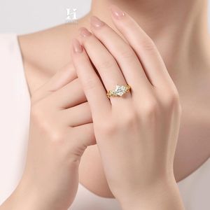 Anillo de compromiso de lujo con diamante de laboratorio talla princesa, conjunto de anillos de boda de oro blanco de 14K, estilo vintage gótico con tiara. - Product Image 6