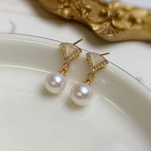 Boucles d'oreilles en perles d'eau douce naturelles de 7-8 mm avec sertissage en argent en forme d'éventail haut de gamme, parfaitement rondes et impeccables - Product Image 1