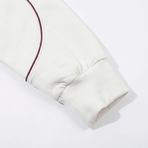 เสื้อฮู้ดสีขาวพร้อมแถบโค้งสีแดงเบอร์กันดี ตกแต่งด้วยแถบขอบตัดสี  แบบสวมหัว |   เสื้อผ้าสตรีทแวร์พรีเมียม OEM / แบรนด์ส่วนตัว - Product Image 5