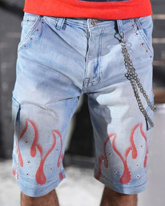 Shorts Bermuda en jean délavé bleu clair pour homme, motif flamme rouge peint, patchwork, déchiré, taille mi-haute, avec chaîne métallique décorative, décontracté, 100% - Product Image 1