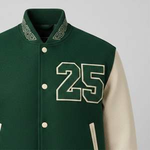 Chaqueta Deportiva de Alta Calidad para Equipos, Mezcla de Lana, Mangas de Cuero, Parches Personalizados Bordados, Fabricación OEM - Product Image 4