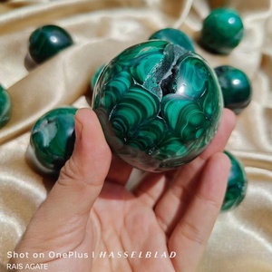 Esfera de Malaquita Natural de Alta Calidad Tallada a Mano para Decoración del Hogar, Piedra de Meditación Curativa, Esfera Verde Natural de Gujarat - Product Image 6