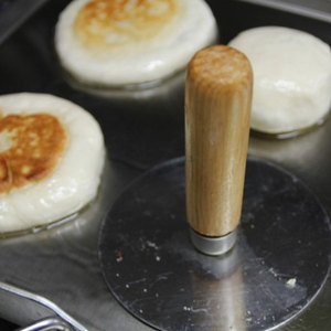 เครื่องทำฮอทเต็อกสแตนเลสแบบใช้ซ้ำได้ ขนาด 11 ซม. ด้ามจับไม้ธรรมชาติ สำหรับทำแพนเค้กเกาหลี บาร์เบอร์ เนื้อทอด และอื่นๆ - Product Image 3